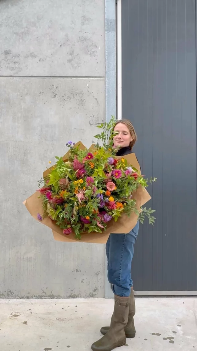 Jolie surprise du mercredi avec la réalisation de ce big bouquet au parfum d’été avec nos belles fleurs de saison! 🫶🏼

#slowflowersbelgique#fleurslocales#fleursdesaison#flowerfarmerflorist#pauletteadesfleurs#fleursbelges#fleursécologiques#floriculture