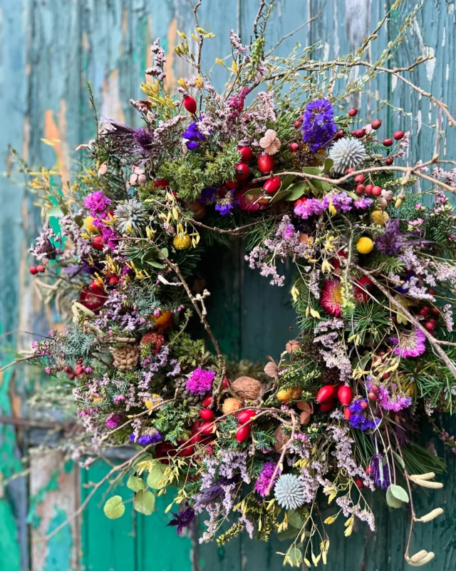 Jolie surprise pour terminer l’année en beauté ✨

Nous avons pris place dans notre bel atelier tout juste avant les fêtes. Nous sommes désormais prêt à prendre vos commandes et confectionner vos couronnes de Noël avec les fleurs cultivées et séchées durant la saison ainsi que de beaux branchages et sapin! 

Et pour terminer l’année en beauté nous avons une chouette surprise pour vous… ✨

Nous vous proposons également de venir réaliser vous même votre couronne au cœur de notre bel atelier au coin du feux ! 🔥 

Je vous propose deux dates : 

✨Samedi 7/12 : Atelier couronne de Noël de 15h à 17h30

✨Samedi 14/12 : Atelier couronne de fleurs séchées de 15h à 17h30

Boissons et petite restauration comprise 

Prix : 55€

Comme toujours pour commander votre couronne ou pour réserver un atelier vous pouvez nous contacter directement par téléphone 

☎️ 0471 07 28 71 

J’ai hate de partager ce moment avec vous au cœur de notre atelier alors ne traînez pas pour réserver car les places sont limitées. 

#couronnedenoel#noel#fleurslocales#fleurssechees#slowflowersbelgique